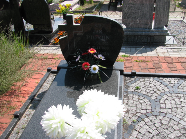 Grób Jan Piorun